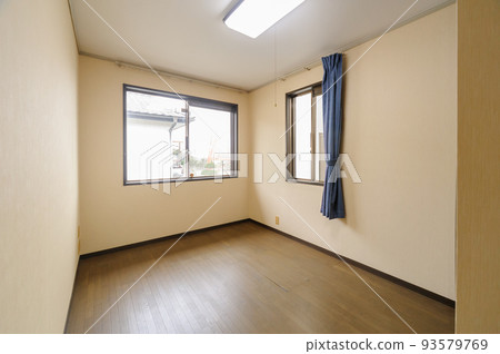 Western-style room with wooden floors Rental property / room in a used house Western-style room with wooden floors Rental property / room in a used house 93579769