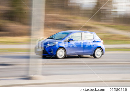 高速行駛的客車 93580216