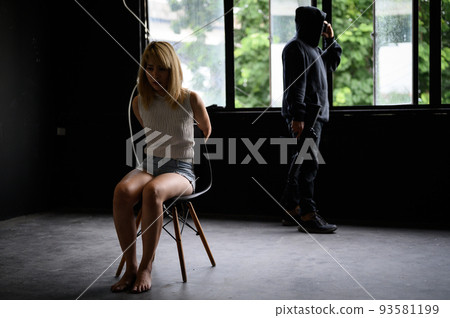 Kidnapper with gun and woman hostage reports the ransom in old building 93581199