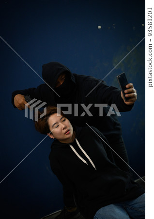 Kidnapper with gun and woman hostage reports the ransom selfie the video call Kidnapper with gun and woman hostage reports the ransom selfie the video call 93581201