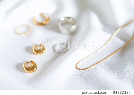 Gold accessories 93582323