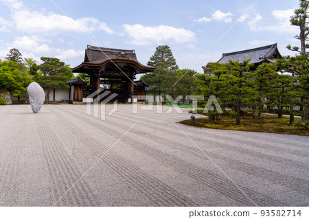 The rock that landed in the south garden of Ninna-ji Temple 93582714