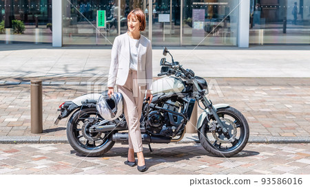 騎摩托車上下班的女騎手丸之內 騎摩托車上下班的女騎手丸之內 93586016