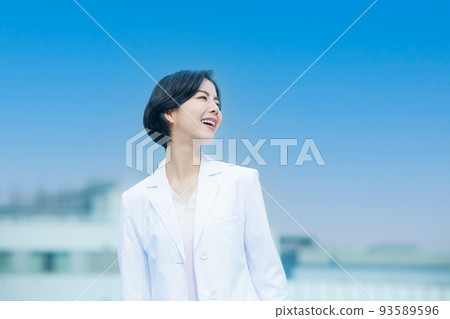 A lady in white 93589596