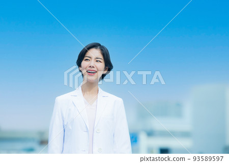 A lady in white 93589597