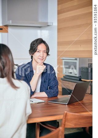 A young man teleworking in the dining kitchen 93591864