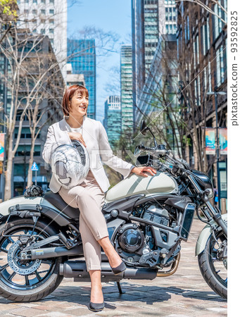 騎摩托車上下班的女騎手丸之內 93592825