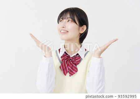 高中女生用白色背景上的手掌指著兩邊 93592995