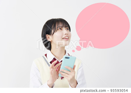 一個高中女生在白色背景上使用智能手機，帶有語音氣泡 93593054