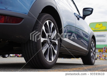 Tire image Go to a car accessory store to buy a tire 93593610