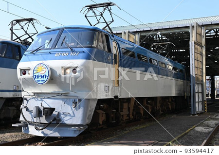 EF66型100系列(EF66-107)停在車廠 EF66型100系列(EF66-107)停在車廠 93594417