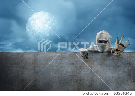 Mummy comes from behind the wall Mummy comes from behind the wall 93596349