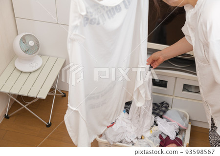 [Middle housewife's housework scene to dry laundry with T-shirt circulator] 93598567
