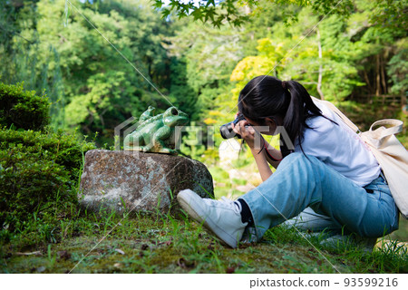 拿著青蛙的女孩 拿著青蛙的女孩 93599216