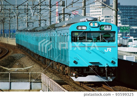京葉線 103 系列通過高架路段前往曾我 京葉線 103 系列通過高架路段前往曾我 93599325