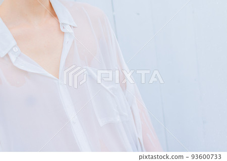 A man in a wet white shirt 93600733