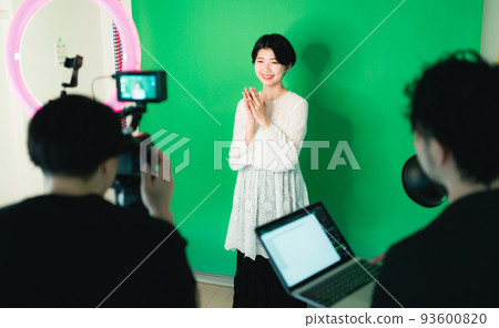 Broadcaster shooting with green screen 93600820