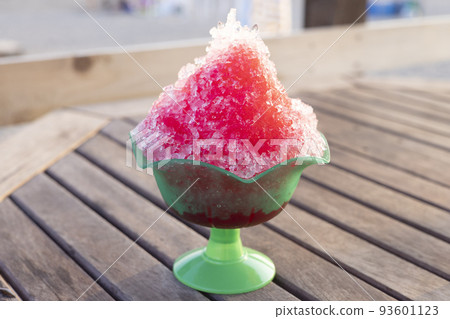 Cold strawberry shaved ice to eat in midsummer Cold strawberry shaved ice to eat in midsummer 93601123