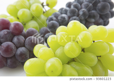 4 types of grapes 93601223