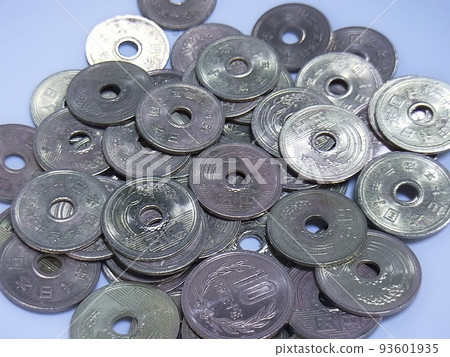 將硬幣清洗乾淨以供奉 將硬幣清洗乾淨以供奉 93601935