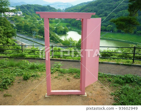 福岡縣立北九州中央公園安裝的粉紅色門 福岡縣立北九州中央公園安裝的粉紅色門 93602949
