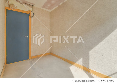 Plastic window and radiator on white wall in empty light room at home 93605269