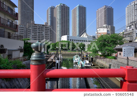 Looking at high-rise condominiums from Tsukuda Kobashi 93605548