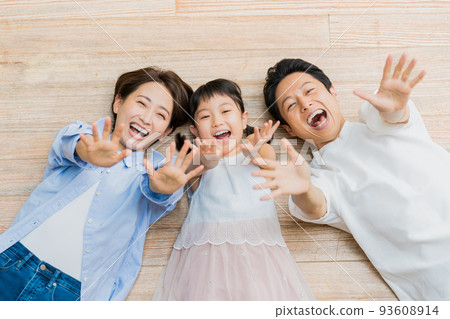 全家福仰面躺著 93608914