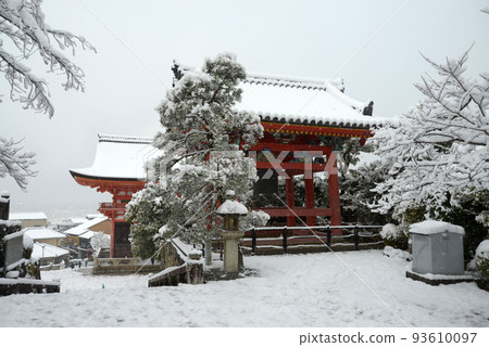 Snowy Kiyomizudera Bell Tower and Niomon Gate Higashiyama Ward, Kyoto City Snowy Kiyomizudera Bell Tower and Niomon Gate Higashiyama Ward, Kyoto City 93610097