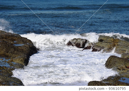 莊內海灘日本海的波濤洶湧 93610795