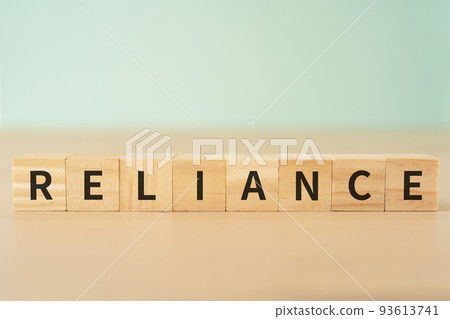 信任和依賴的形象 | 塊寫著“RELIANCE” 93613741