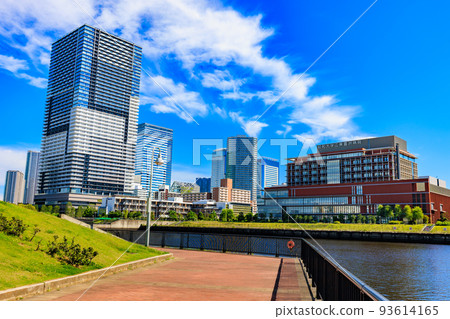 豐洲、江東區、東京塔公寓沿豐洲古魯裡公園的城市景觀 93614165