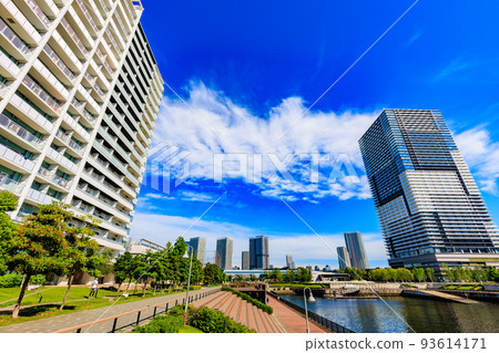 Urban landscape of Toyosu, Koto-ku, Tokyo Tower apartment along Toyosu Gururi Park Urban landscape of Toyosu, Koto-ku, Tokyo Tower apartment along Toyosu Gururi Park 93614171