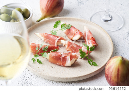Appetizer of figs and prosciutto Appetizer of figs and prosciutto 93614252