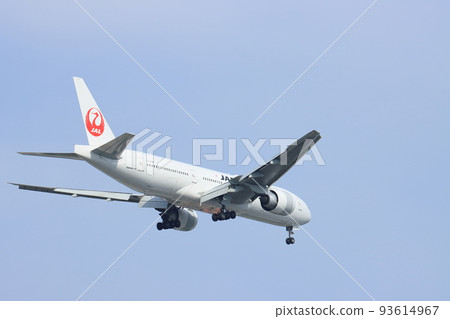 Passenger plane approaching landing Passenger plane approaching landing 93614967