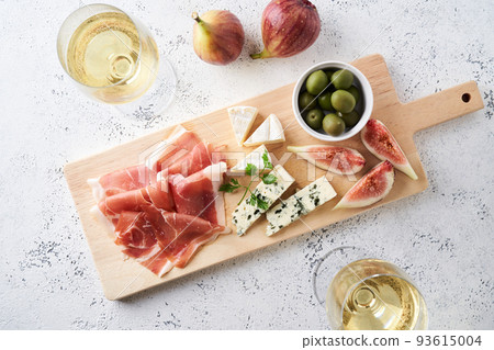 意大利開胃菜配意大利熏火腿、奶酪、無花果和橄欖 93615004