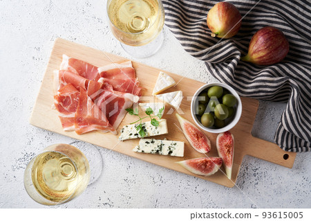 意大利開胃菜配意大利熏火腿、奶酪、無花果和橄欖 意大利開胃菜配意大利熏火腿、奶酪、無花果和橄欖 93615005