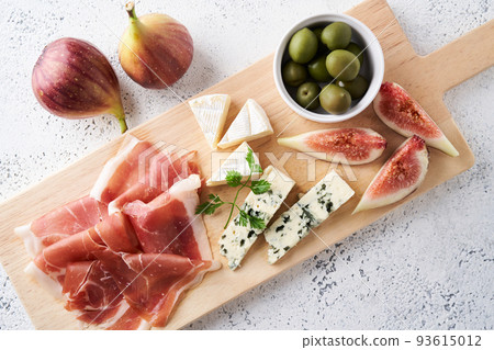 意大利開胃菜配意大利熏火腿、奶酪、無花果和橄欖 意大利開胃菜配意大利熏火腿、奶酪、無花果和橄欖 93615012