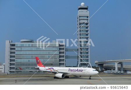 關西國際機場的控制塔樓和 2016 年解散的複興航空客機 關西國際機場的控制塔樓和 2016 年解散的複興航空客機 93615643