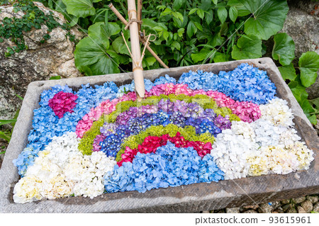 Tsu City, Mie Prefecture, Kazahaya no Sato's hydrangea flower wash basin made in the shape of a rainbow 93615961