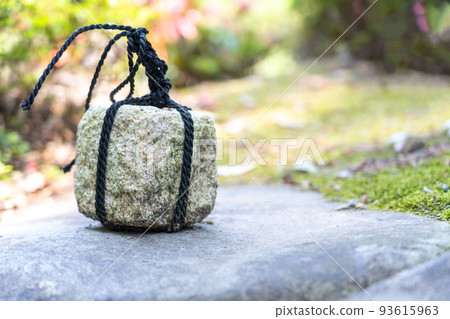 日本花園中的一塊停車石,上面有禁止擅闖的標誌 日本花園中的一塊停車石,上面有禁止擅闖的標誌 93615963