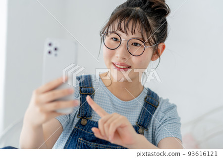 操作智能手機的女高中生 93616121