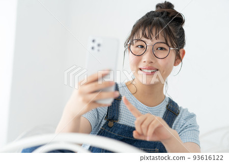 操作智能手機的女高中生 93616122