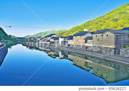 [Machiya townhouses in Hirafuku reflected on the river surface] Hirafuku, Sayo Town, Sayo District, Hyogo Prefecture 93616227