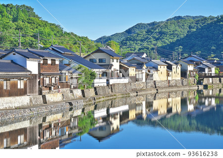 [Machiya townhouses in Hirafuku reflected on the river surface] Hirafuku, Sayo Town, Sayo District, Hyogo Prefecture 93616238