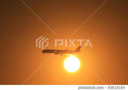 飛機和日落 93619164
