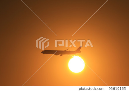 飛機和日落 93619165
