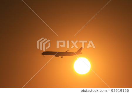 飛機和日落 93619166