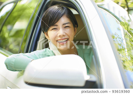 A young woman driving a car 93619360