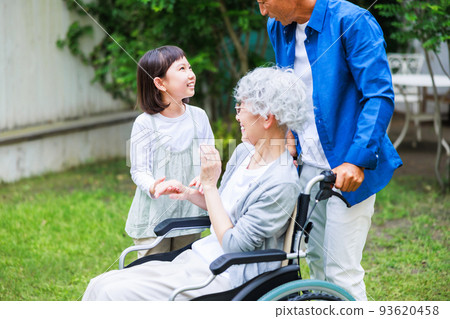 可愛的孫子孫女和祖父母玩耍 93620458